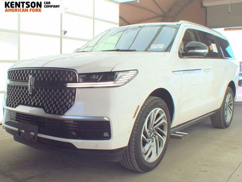 Used 2025 Lincoln Navigator Reserve image 2