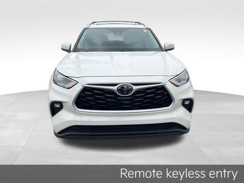 Used 2021 Toyota Highlander XLE image 2