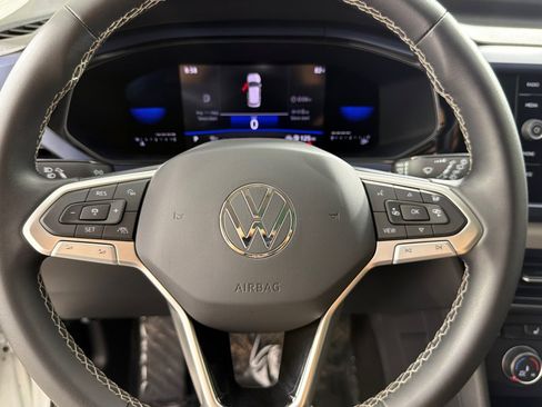Used 2022 Volkswagen Taos SE w/ Panoramic Sunroof Package FWD image 21