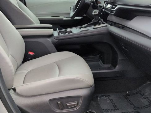 Certified 2025 Toyota Sienna XLE FWD image 31