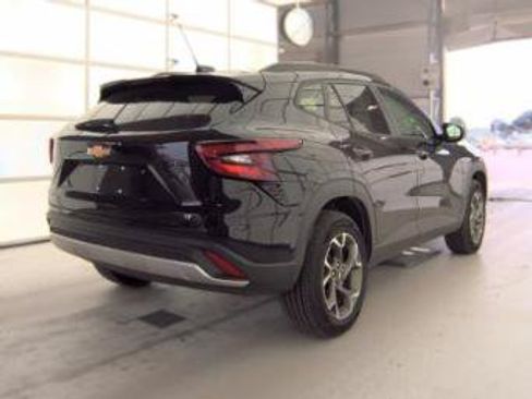 Used 2025 Chevrolet Trax LT w/ LT Convenience Package FWD image 4