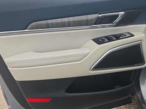 Used 2024 Kia Telluride EX w/ EX Captain's Chair Package image 19