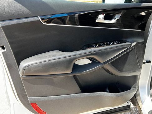 Used 2020 Kia Sorento AWD V6 image 39