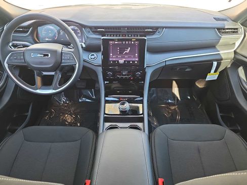 New 2025 Jeep Grand Cherokee Laredo image 19