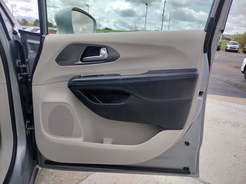 Used 2021 Chrysler Pacifica Touring-L FWD image 22