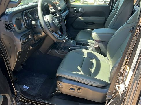 New 2025 Jeep Gladiator Mojave image 15