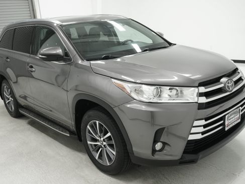 Used 2017 Toyota Highlander XLE AWD/4WD image 3