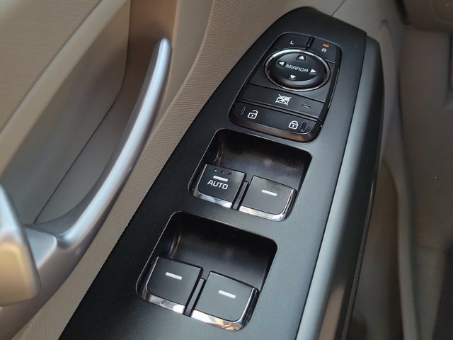 Used 2018 Kia Sedona L FWD image 21