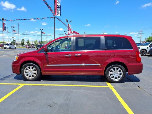 Used 2016 Chrysler Town & Country Touring w/ Driver Convenience Group FWD image 27
