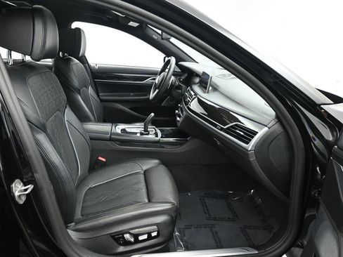 Used 2021 BMW 750i xDrive w/ Executive Package image 24