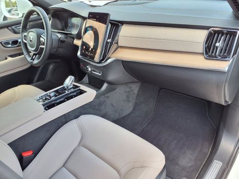 Certified 2025 Volvo XC90 T8 Plus AWD/4WD image 10