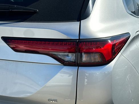 Used 2023 Mitsubishi Outlander SE image 18