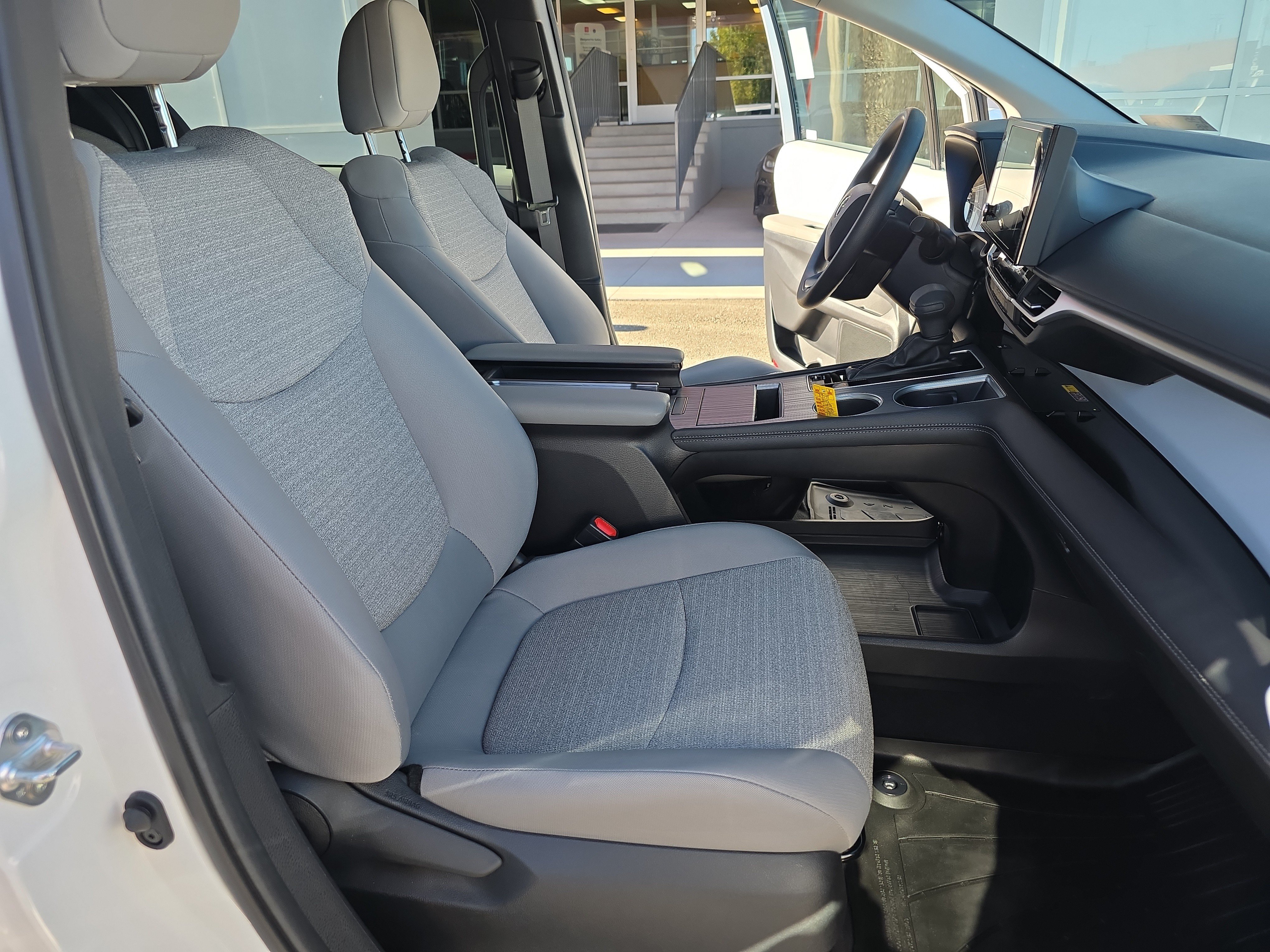 Used 2025 Toyota Sienna LE AWD/4WD image 19