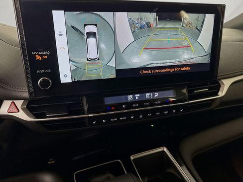 Used 2025 Toyota Sienna Platinum image 19