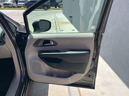 Used 2023 Chrysler Pacifica Touring-L image 15