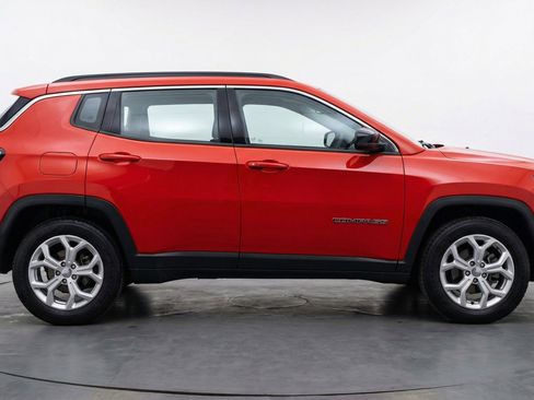 Used 2025 Jeep Compass Latitude AWD/4WD image 11