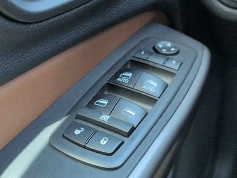 Used 2019 Jeep Cherokee Overland w/ Technology Group FWD image 25