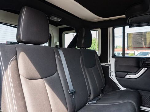 Used 2016 Jeep Wrangler Unlimited Rubicon w/ Connectivity Group AWD/4WD image 27