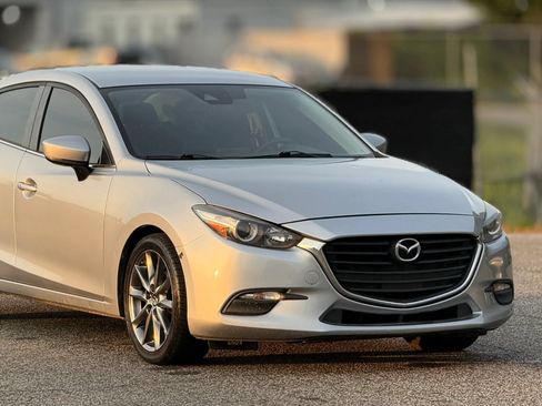 Used 2018 MAZDA MAZDA3 Touring FWD image 11