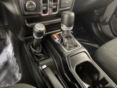 Used 2022 Jeep Gladiator Sport image 30