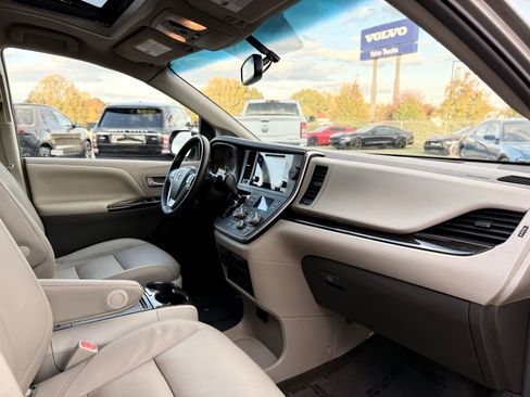 Used 2017 Toyota Sienna XLE Premium image 25