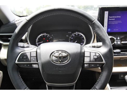 Used 2024 Toyota Highlander XLE FWD image 15