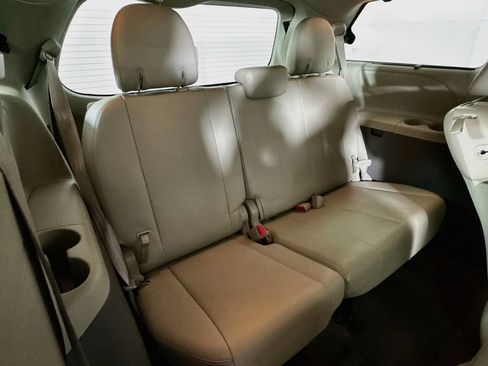 Used 2011 Toyota Sienna XLE FWD image 28