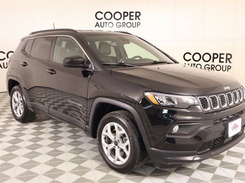Used 2025 Jeep Compass Latitude AWD/4WD image 1