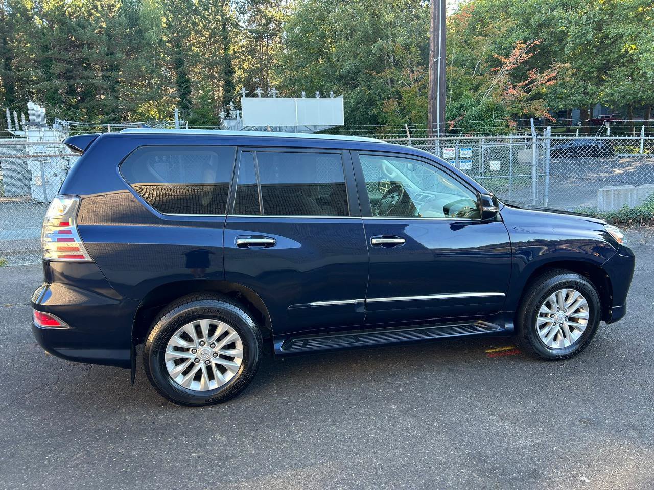 Used 2017 Lexus GX 460 Premium w/ Premium Package AWD/4WD image 4