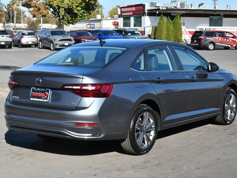 Used 2024 Volkswagen Jetta SE image 8