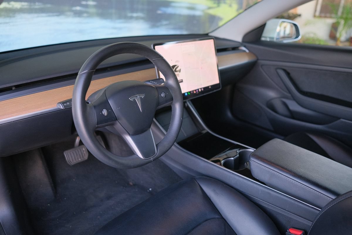 Used 2020 Tesla Model 3 Standard Range RWD image 12