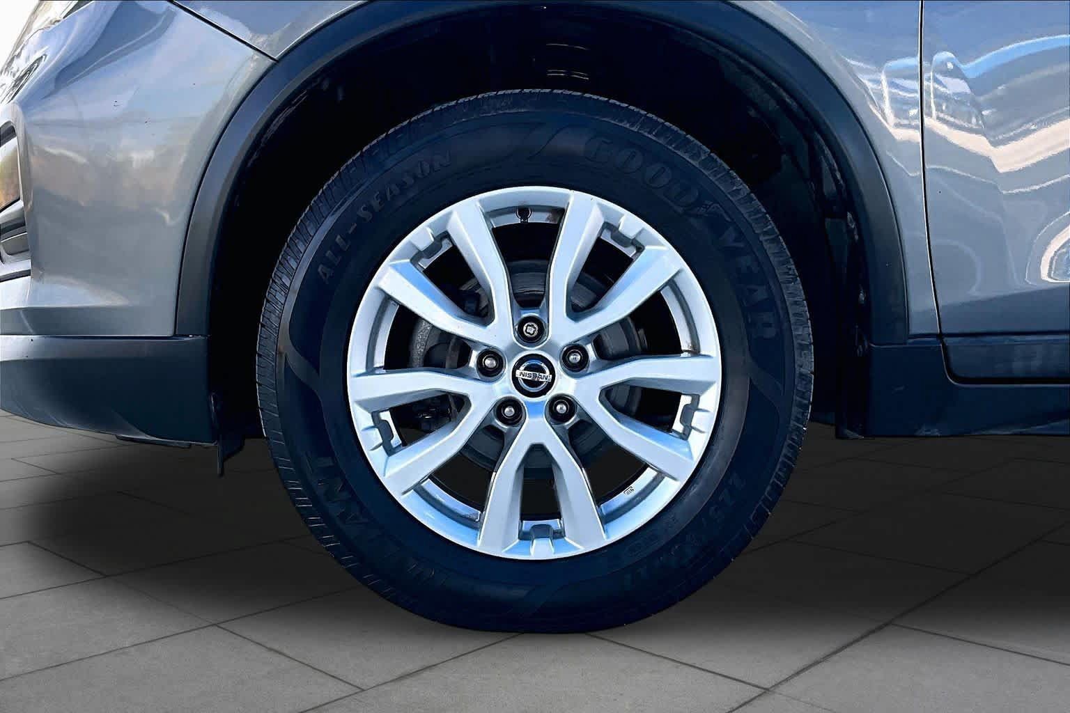 Used 2017 Nissan Rogue SV AWD/4WD image 10