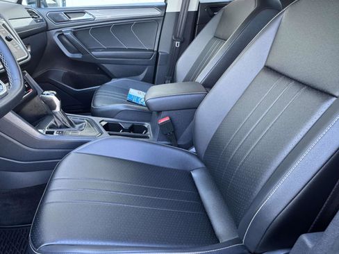 Used 2024 Volkswagen Tiguan SE w/ Panoramic Sunroof Package image 24