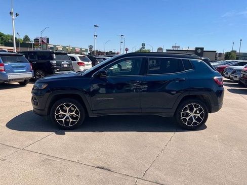 Used 2024 Jeep Compass Limited AWD/4WD image 2