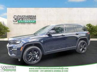 Used 2024 Jeep Grand Cherokee Limited w/ Black Appearance Package AWD/4WD video 1