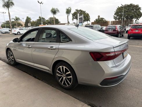 Used 2025 Volkswagen Jetta SE FWD image 3