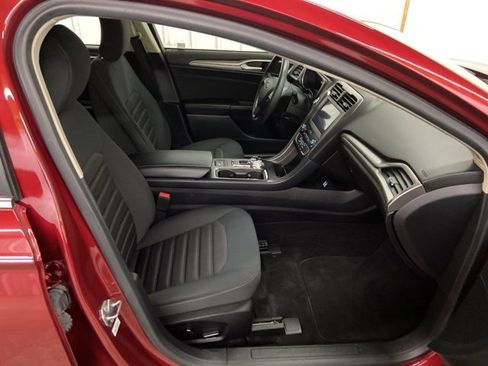 Used 2019 Ford Fusion SE image 21