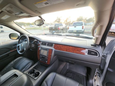 Used 2013 Chevrolet Avalanche LT image 39