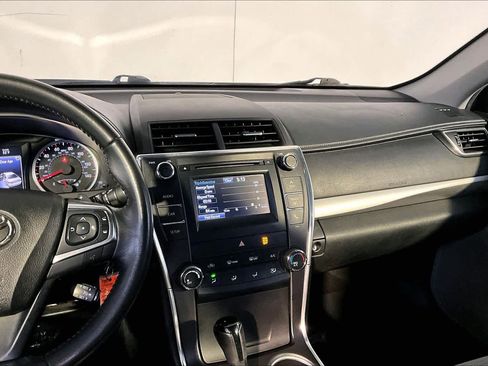Used 2016 Toyota Camry SE image 6