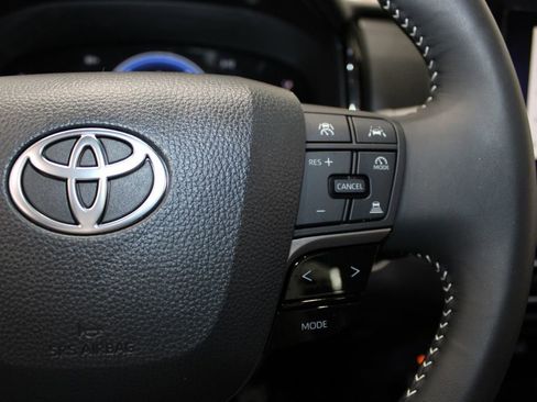 Used 2025 Toyota Camry SE image 17