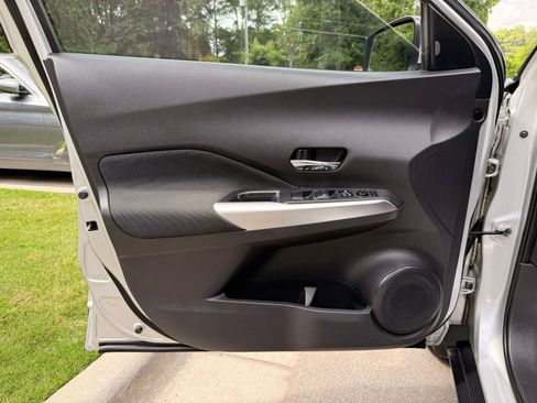 Used 2019 Nissan Kicks SV FWD image 19