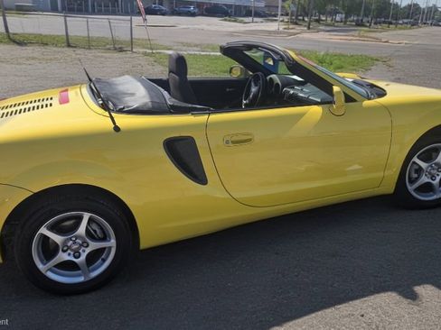 Used 2000 Toyota MR2 image 2