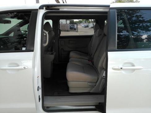 Used 2021 Kia Sedona LX FWD image 16