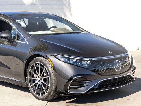 Used 2023 Mercedes-Benz EQS 580 4MATIC Sedan image 3