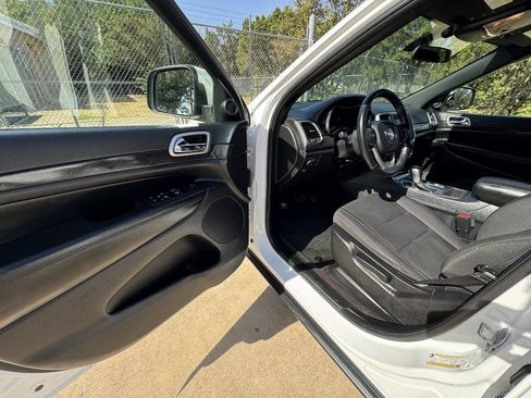 Used 2018 Jeep Grand Cherokee Laredo RWD image 25