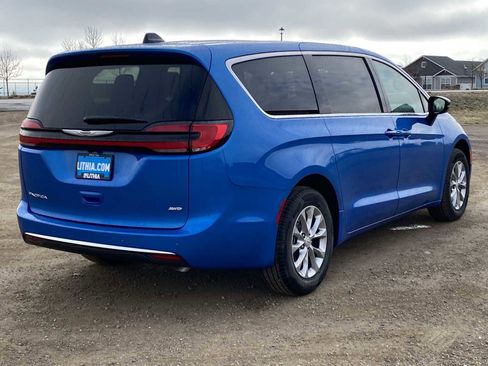 New 2026 Chrysler Pacifica Select AWD/4WD image 14