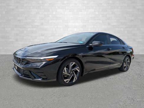 Certified 2025 Hyundai Elantra SEL FWD image 5
