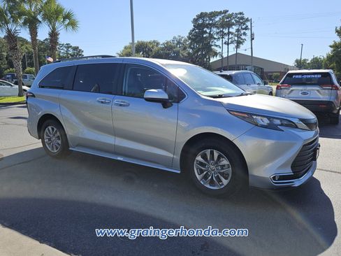 Used 2024 Toyota Sienna XLE FWD image 7