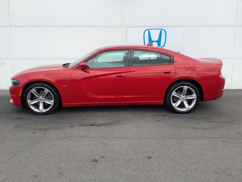 Used 2017 Dodge Charger R/T RWD image 2