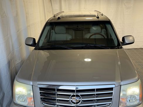 Used 2004 Cadillac Escalade ESV Platinum image 3
